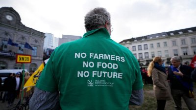 Un agricultor lleva una camiseta con un mensaje durante una manifestación de agricultores franceses y belgas frente al Parlamento Europeo en Bruselas, miércoles, 24 ene, 202