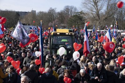 Miles de manifestantes asisten a una protesta antigubernamental de organizaciones de agricultores en La Haya el pasado marzo.