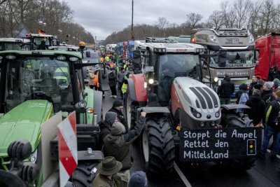 Agricultores con tractores llegan a una protesta en el distrito gubernamental de Berlín, Alemania, 15 de enero de 2024.