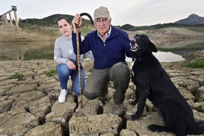 Pepe Millán y su hija Rita, junto al perro con el que cuidan sus rebaños.