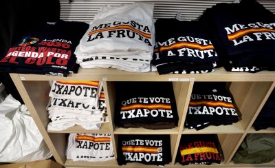 Camisetas con el lema 'Que te vote Txapote' o 'Me gusta la fruta' en la tienda de La Bodega del Humor, en la calle Goya.
