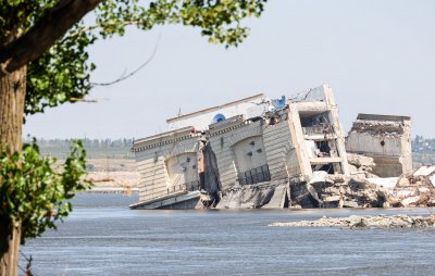Escombros de la presa Kakhovka en medio del río.