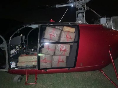 El helicóptero transportaba casi 800 kilos de hachís, repartidos en 30