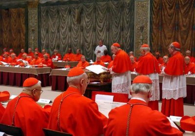 Los cardenales realizan su juramento en los momentos iniciales del cónclave de 2005 que eligió a Benedicto XVI