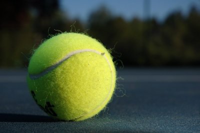 1200px-Closeup_of_a_tennis_ball_%282%29.jpg