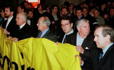 Imagen principal - Arriba, Ardanza y otros miembros de la Mesa de Ajuria Enea acompañan al padre del concejal asesinado José Ignacio Iruretagoyenaen 1998. Abajo, a la izquierda, con Juan Carlos I. A la derecha, investido como cofrade de honor del Txacolí