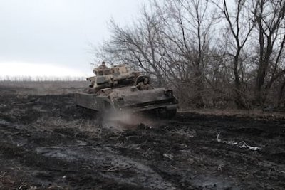 Soldados ucranios de la 47ª Brigada Mecanizada conducen un vehículo de combate de infantería M2 Bradley en dirección a Avdiivka,  el 23 de febrero en el Óblast de Donetsk, Ucrania.