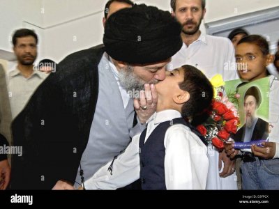 Dpa) - el clérigo chiíta Mohammed Baqir al-Hakim besa a un niño como él es  saludado a su llegada al Consejo Supremo de la Revolución Islámica de Irak  en Najaf, 13 de
