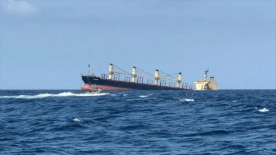 El carguero Rubymar hundiéndose tras un ataque de Yemen en el mar Rojo, 27 de febrero de 2024. (Foto: AFP)