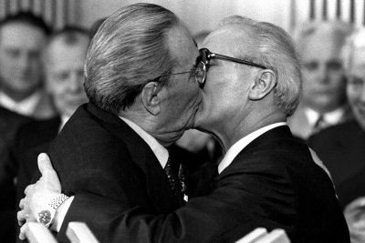 Soviet-leader-Leonid-Brezhnev-and-East-German-President-Erich-Honecker-Kissing-Rolex-Datejust-...jpg