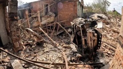 Coche y casa destrozada en Vovchansk