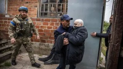 Getty Images La policía evacua a civiles en la región de Kharkiv