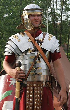 240px-Roman_soldier_in_lorica_segmentata_1-cropped.jpg