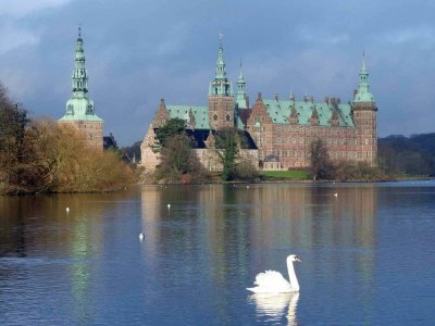 denmark-frederiksborg-castle-slot-swan-lake-slotssoen-hillerod.JPG.jpg