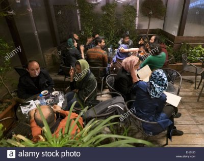 teheran-iran-6-mar-2015-marzo-7-2015-teheran-iran-la-juventud-irani-sentarse-en-una-cafeteria-...jpg