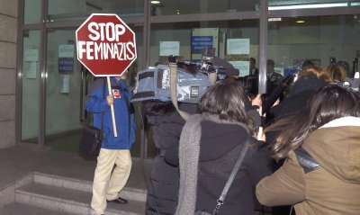 310-un-hombre-con-un-cartel-de-stop-feministas radicales-esperaba-a-patricia-conde-en-los-juzgados.jpg