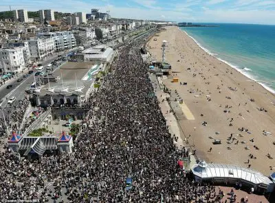 29571576-8416897-More_than_15_000_demonstrators_flocked_to_Brighton_s_seafront_to-m-20_1592069...jpg