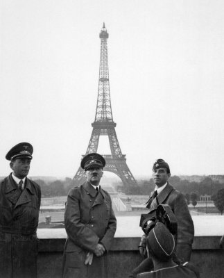 Adolf-Hitler-front-Paris-Eiffel-Tower-France-June-1940.jpg