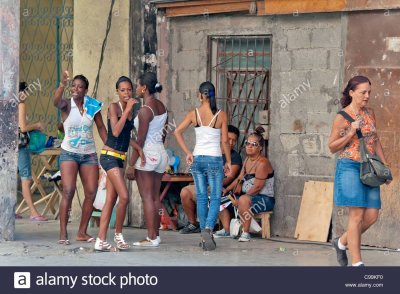 cuban-teeanger-girls-on-the-street-vieja-havana-cuba-C99KF0.jpg