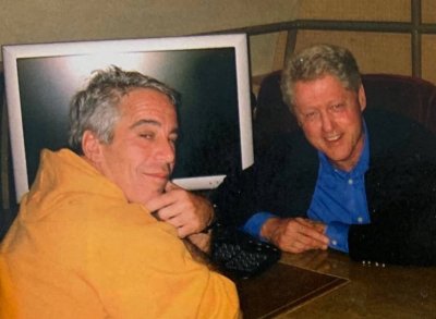 Bill Clinton being chill with Epstein.jpg