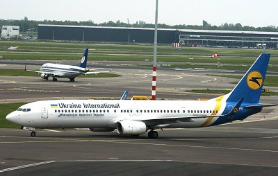 Ukraine_International_Boeing_737-900_&_Belavia_Embraer190_(18051158152).jpg