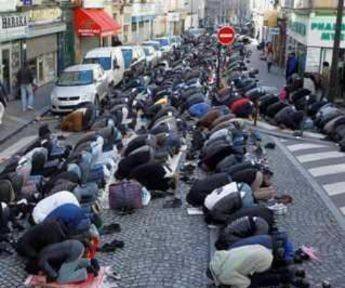 fiel a la religión del amores-rezando-en-una-calle-de-paris.jpg