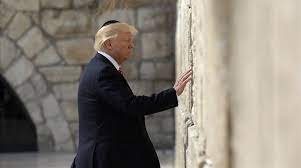 Trump ora en el Muro de las Lamentaciones