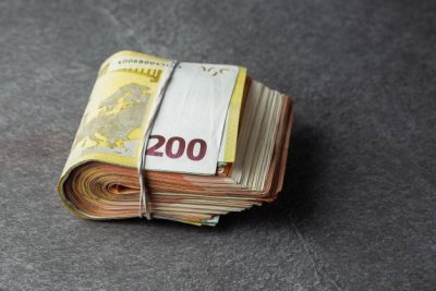 billete-doscientos-euros-paquete-o-banda-elastica-dinero-aislado-sobre-fondo-gris_120962-59.jpg