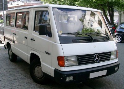 1280px-Mercedes-Benz_MB100_front_20080704.jpg