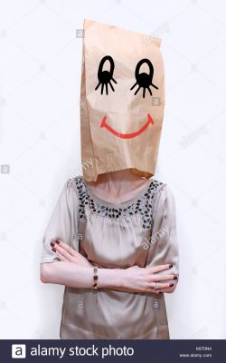 mujer-con-bolsa-de-papel-sobre-su-cabeza-con-dibujo-de-cara-sonriente-k670n4.jpg