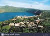 vista-aerea-de-castel-gandolfo-el-lago-albano-y-el-alban-hills-lacio-italia-f02bww.jpg