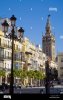 torre-de-la-giralda-y-la-plaza-de-san-francisco-sevilla-andalucia-espana-df7ayt.jpg