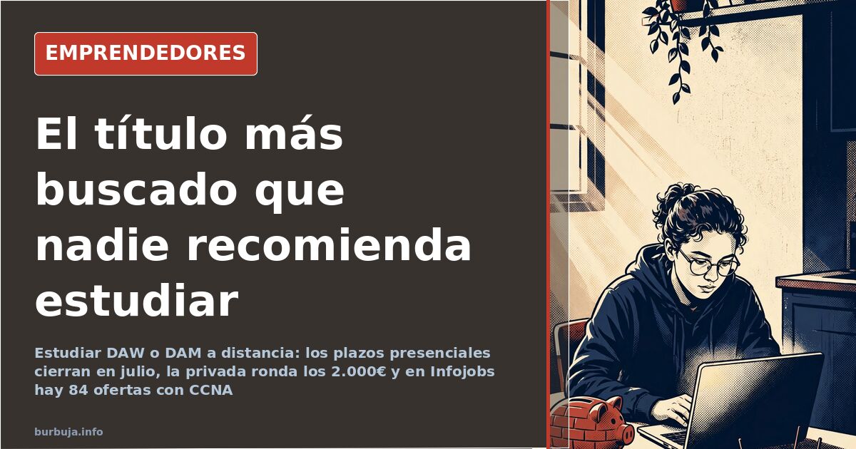 Persona estudiando un ciclo de DAW o DAM a distancia frente a un portátil con apuntes de programación y certificaciones