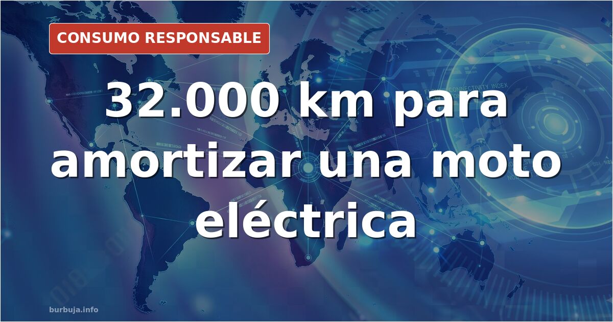 Scooter eléctrico urbano enchufado junto a una moto de gasolina de 125 aparcada en una calle de ciudad