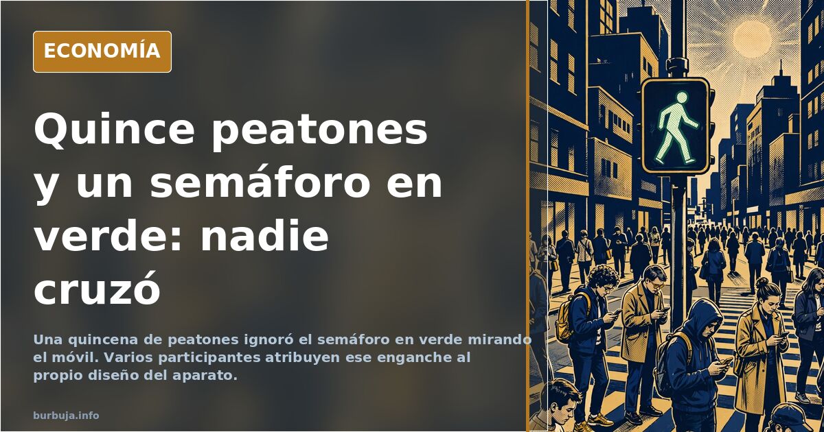 Personas de espaldas en un paso de peatones mirando la pantalla del móvil, con el semáforo en verde encendido