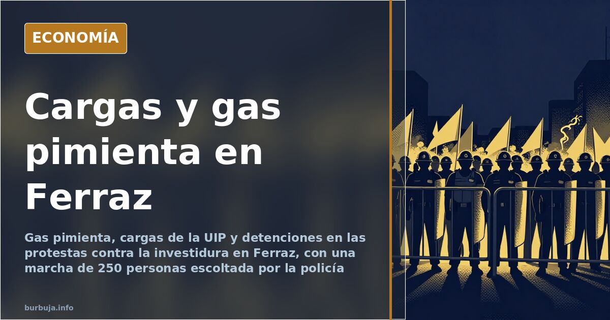 Agentes antidisturbios con cascos y porras durante una carga en las protestas contra la investidura junto a Ferraz