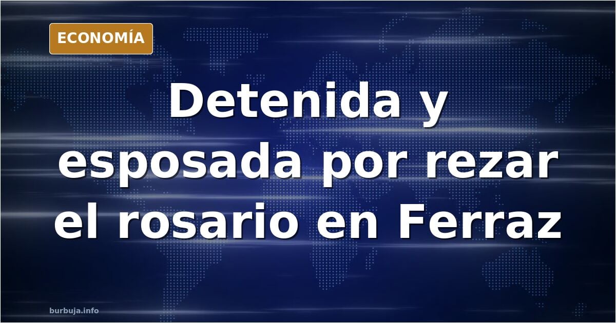 Agentes de policía junto a fieles que rezan el rosario frente al santuario de Ferraz, en Madrid