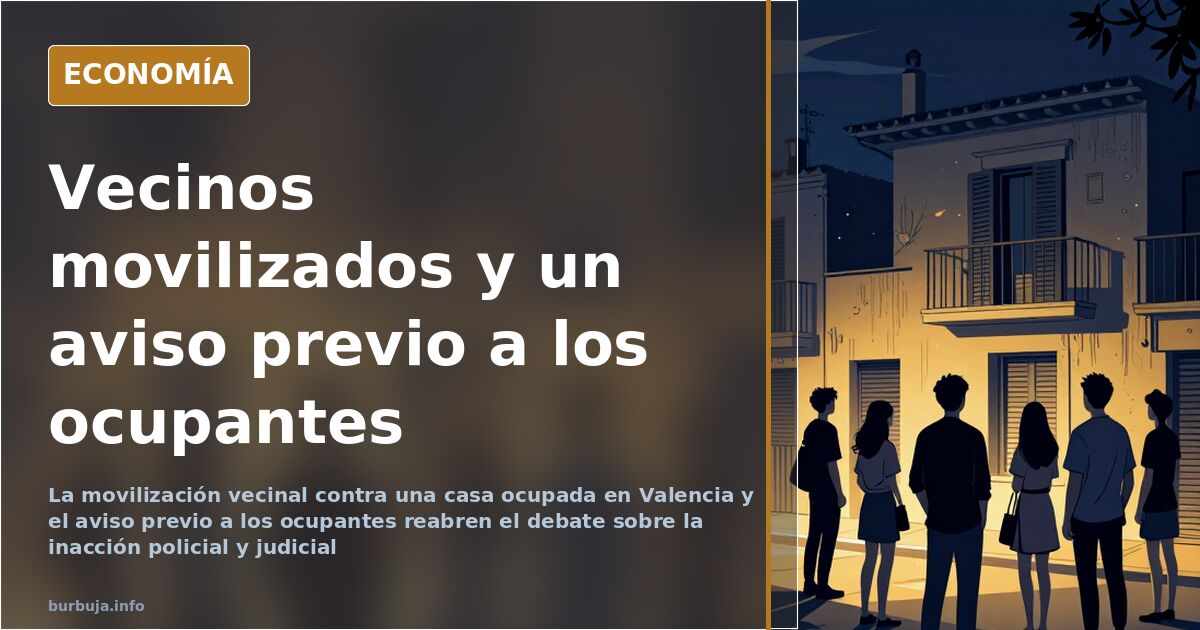 Fachada de una vivienda ocupada en Valencia con un grupo de vecinos reunidos en la calle durante una protesta por okupación