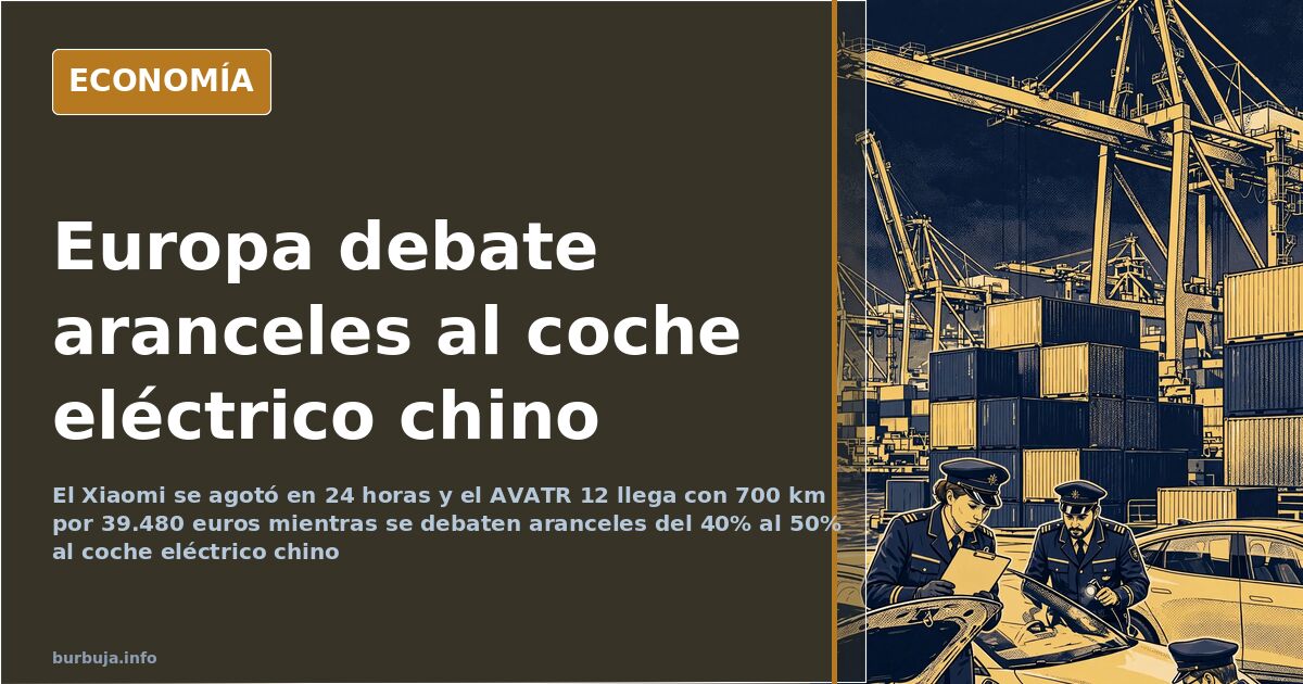 Vehículos eléctricos chinos alineados en un puerto europeo antes de su distribución, con grúas portuarias al fondo