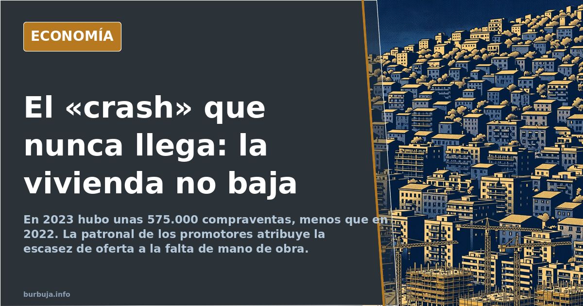 Grúas y edificios de obra nueva junto al mar en una ciudad costera española, con carteles de promoción inmobiliaria