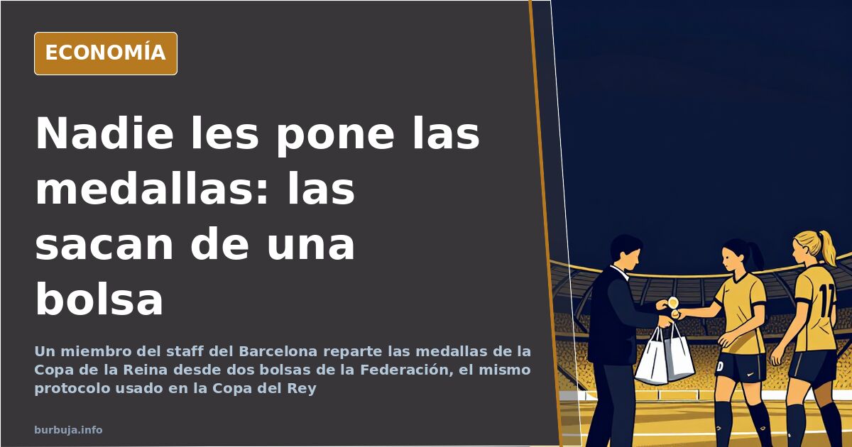 Jugadoras colgándose entre sí la medalla de campeonas sobre el césped, junto a las bolsas de la entrega de medallas de la Cop