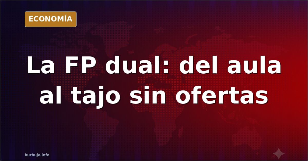 Joven aprendiz de FP dual con ropa de trabajo industrial junto a una máquina herramienta en un taller de mecanizado