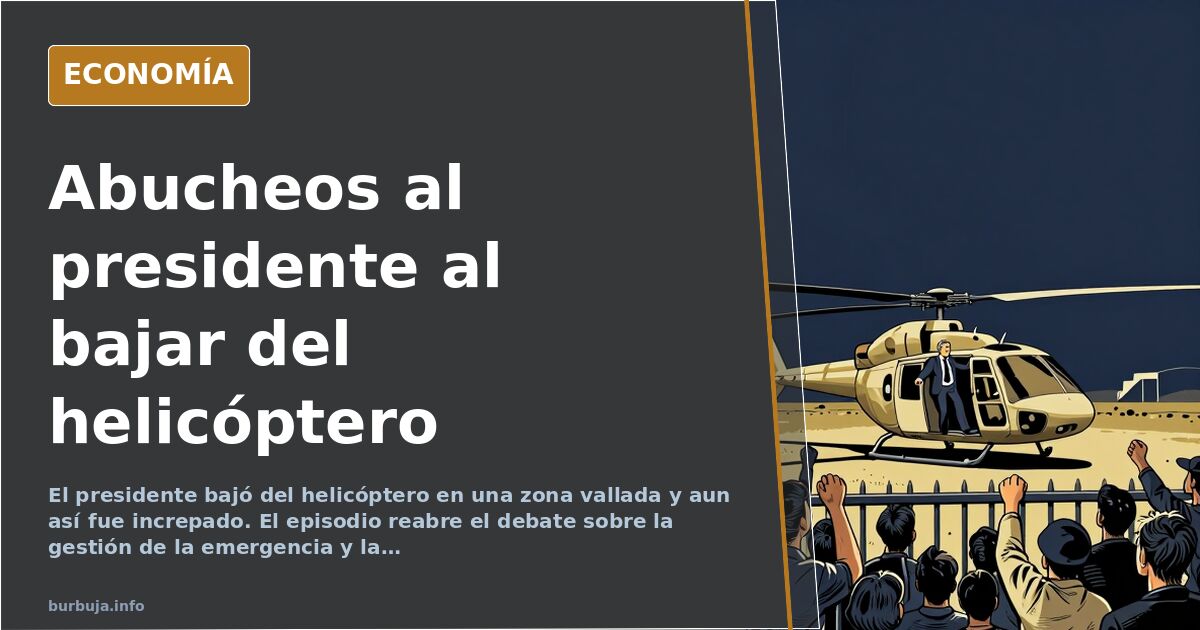 Helicóptero oficial posado en una zona vallada con un grupo de personas increpando desde el otro lado de la valla