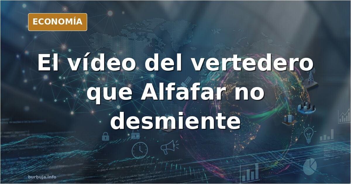 Cajas de cartón precintadas con la palabra ropa apiladas junto a un contenedor en un punto limpio tras una inundación