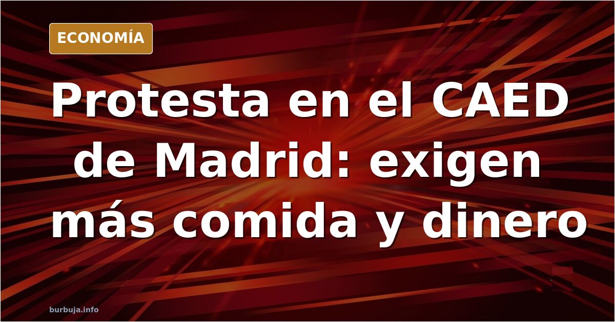 Protesta de migrantes en el centro de acogida CAED de Madrid exigiendo más comida y ayudas económicas