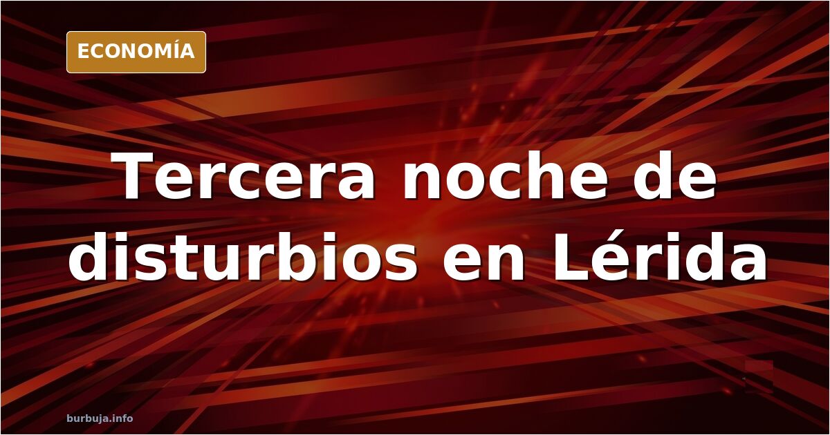 Contenedores de basura calcinados en una calle de Lérida tras una noche de disturbios, con restos humeantes y mobiliario urba