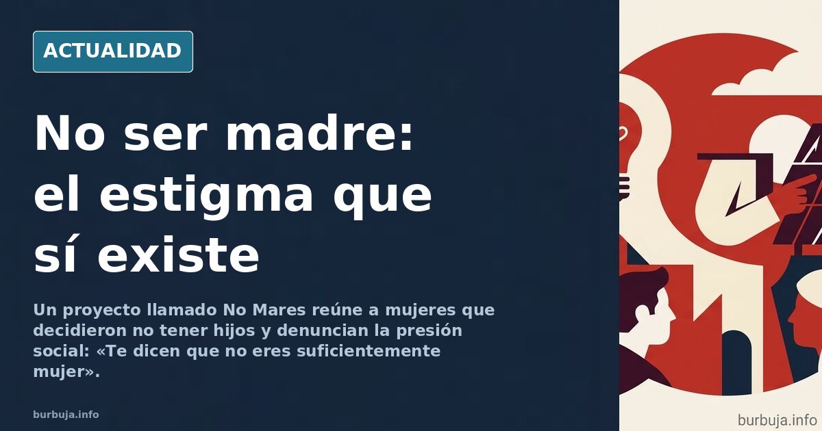 Tres mujeres de mediana edad conversando en una sala de exposición con paneles informativos sobre la no maternidad