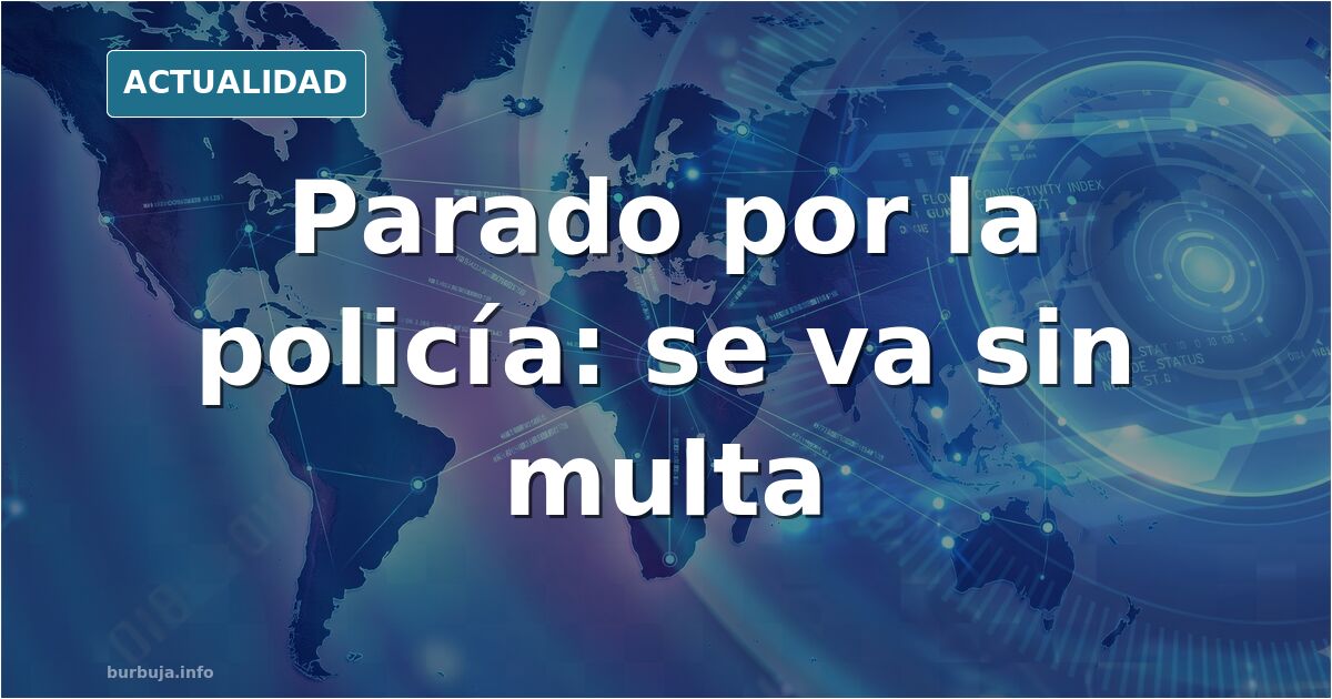 Agente de policía junto a un motorista extranjero en un control de carretera en España