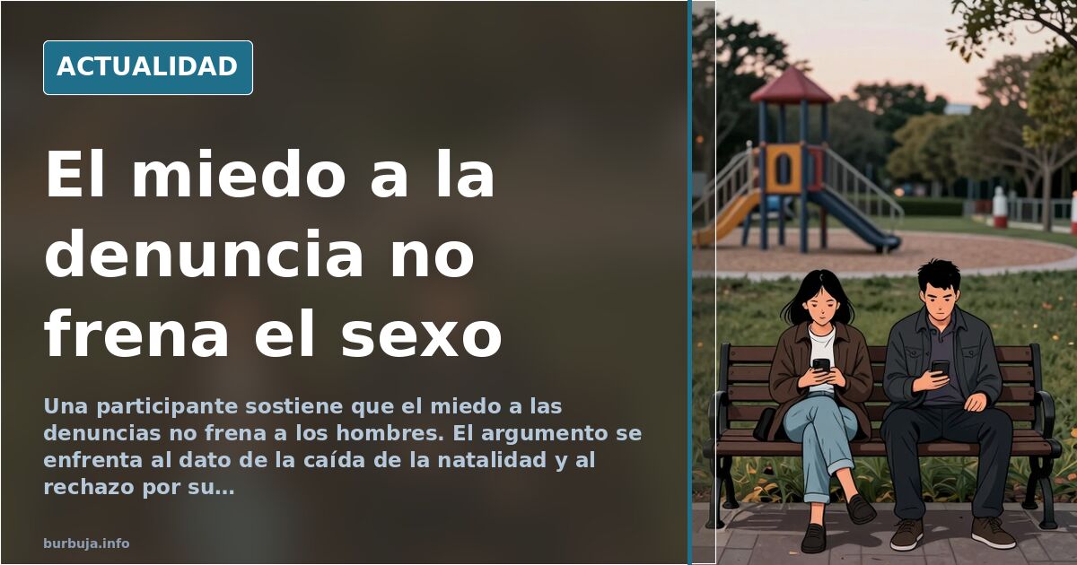 Una participante durante una intervención pública con plano medio y gesto de hablar ante un micrófono