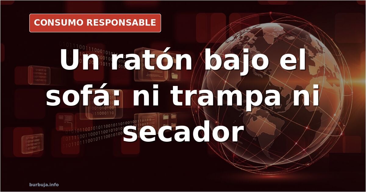 Ratón doméstico asomando bajo una pata de sofá en un salón, con un gato observando a distancia